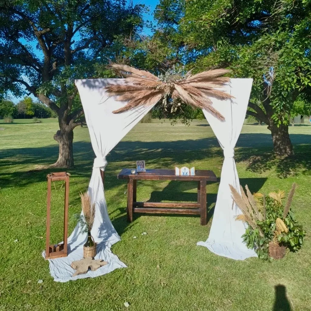 altar-de-bodas-bohemio-los-rusticos.webp